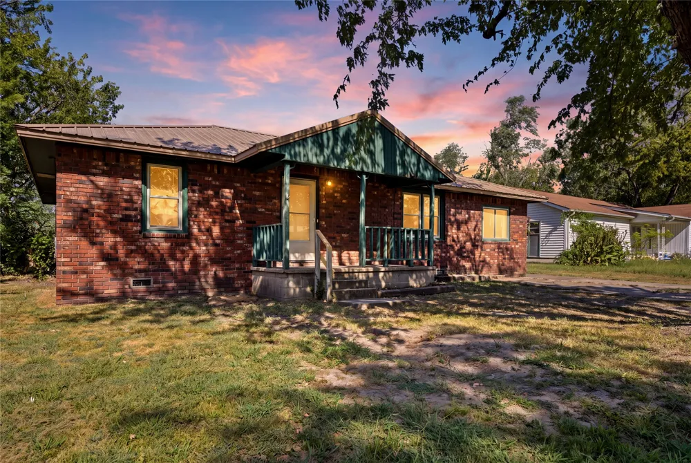 303 S Gray Place Chouteau, OK 74337