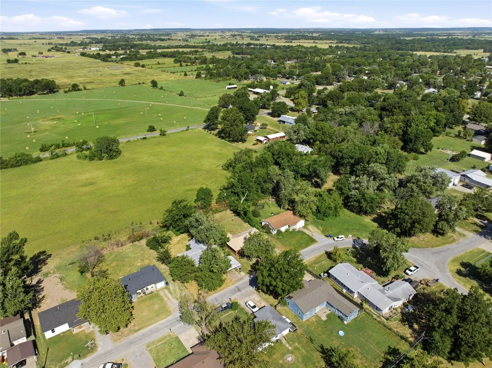 303 S Gray Place Chouteau, OK 74337