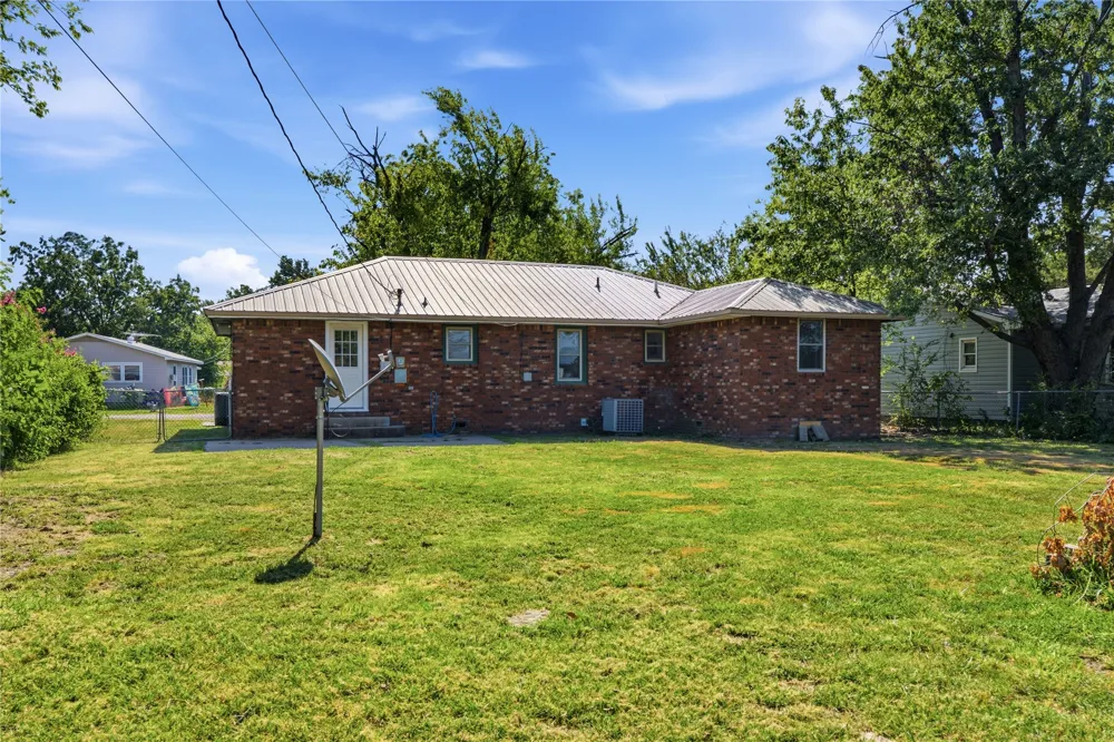 303 S Gray Place Chouteau, OK 74337