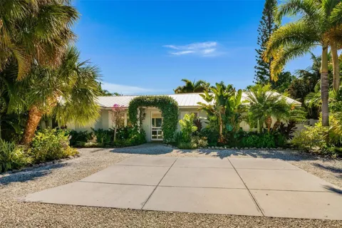 207 PEACOCK LANE