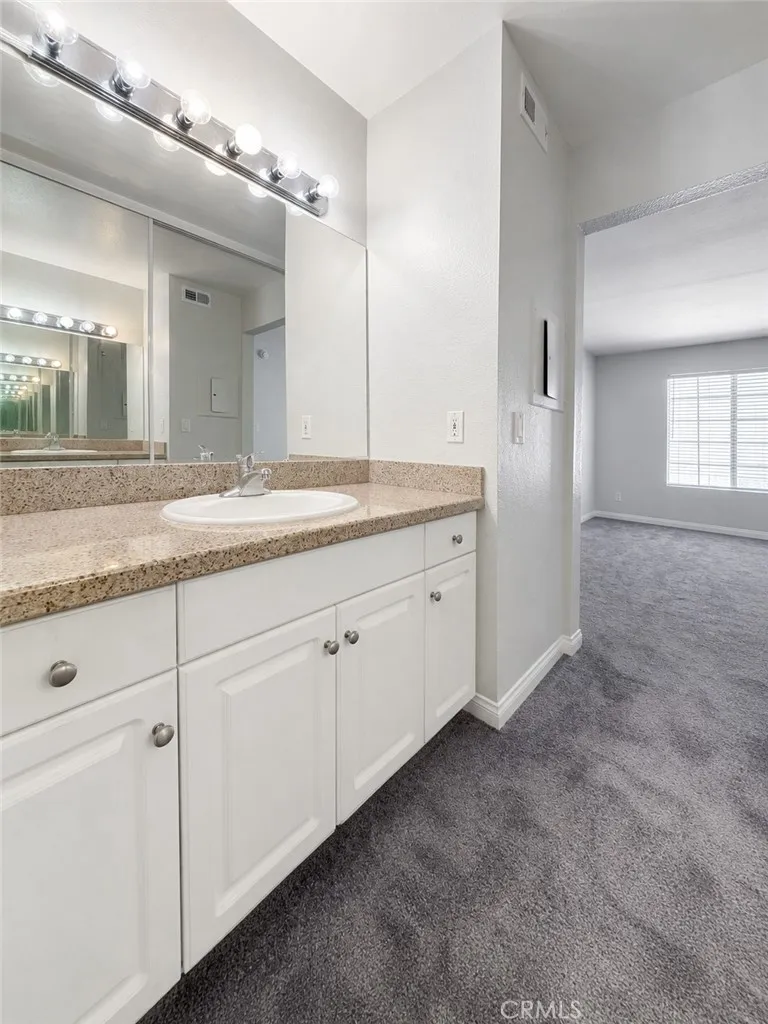 5520 Owensmouth #311 Woodland Hills, CA 91367