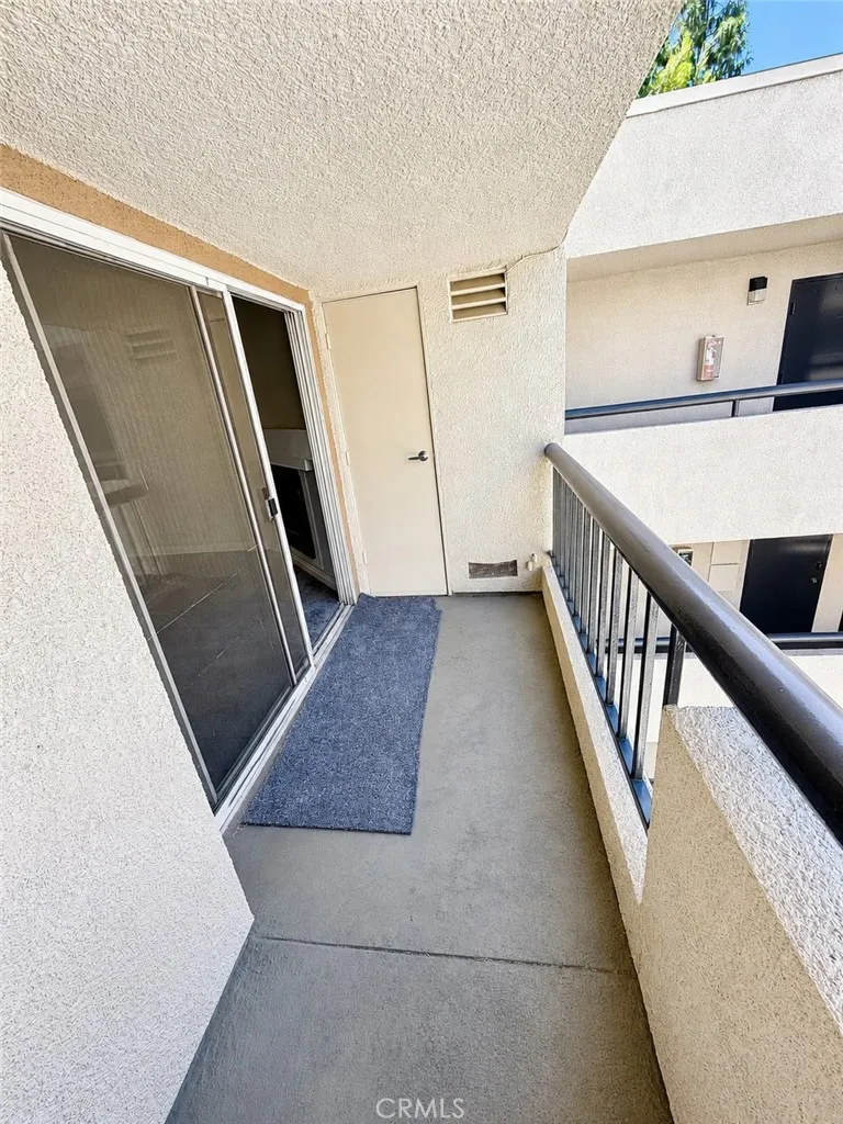 5520 Owensmouth #311 Woodland Hills, CA 91367