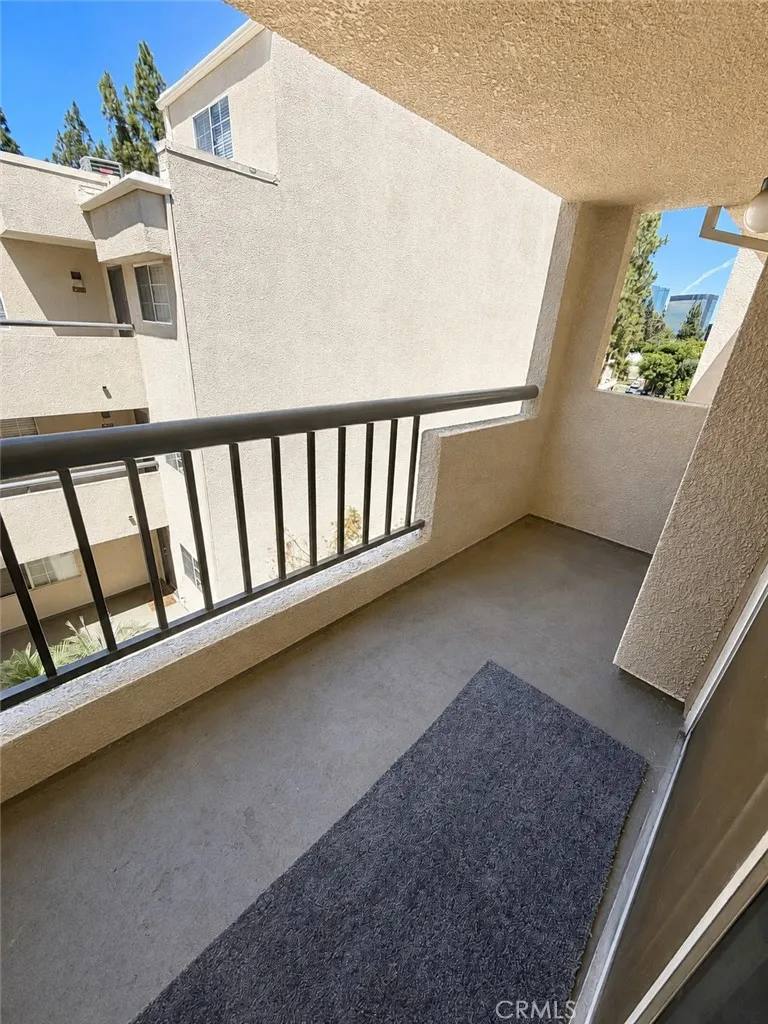 5520 Owensmouth #311 Woodland Hills, CA 91367