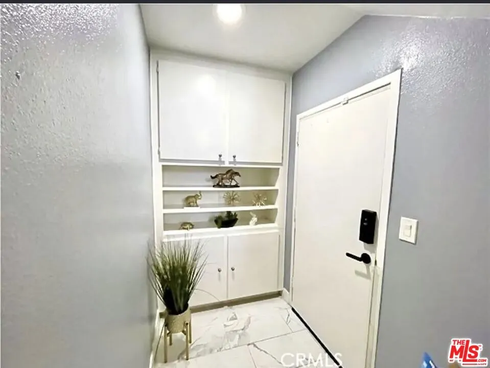 5305 White Oak Avenue #F Encino, CA 91316
