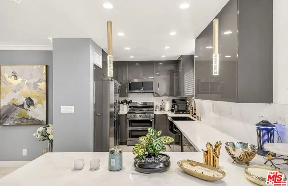5305 White Oak Avenue #F Encino, CA 91316