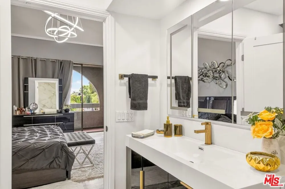 5305 White Oak Avenue #F Encino, CA 91316