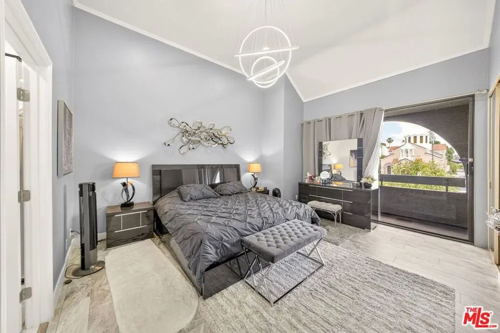 5305 White Oak Avenue #F Encino, CA 91316