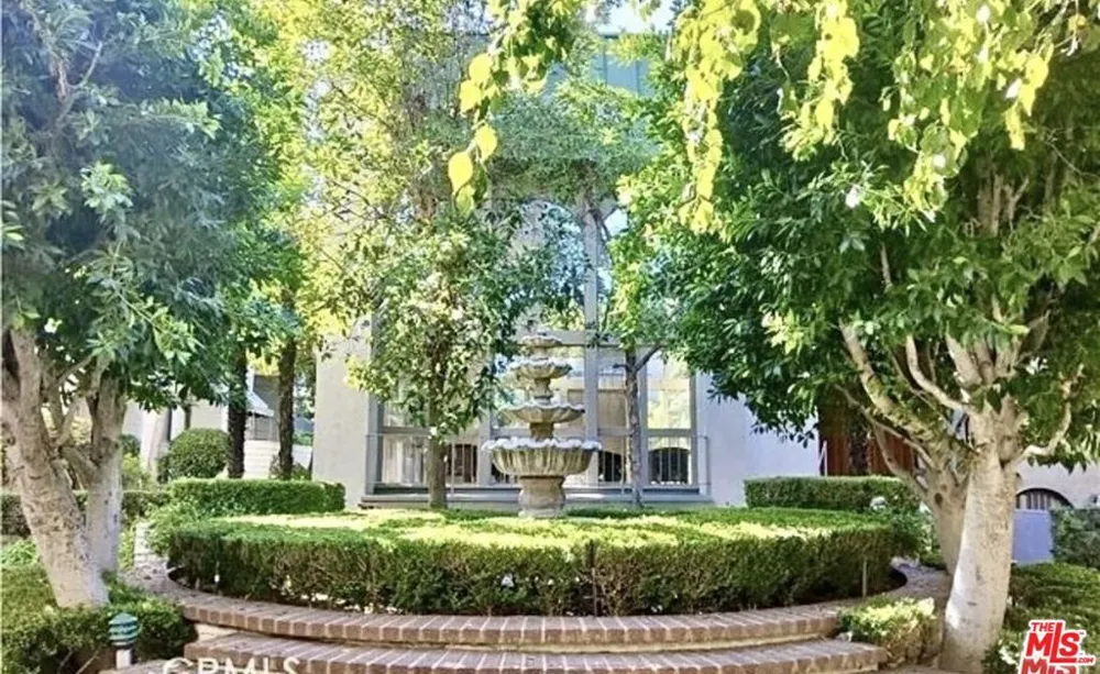 5305 White Oak Avenue #F Encino, CA 91316