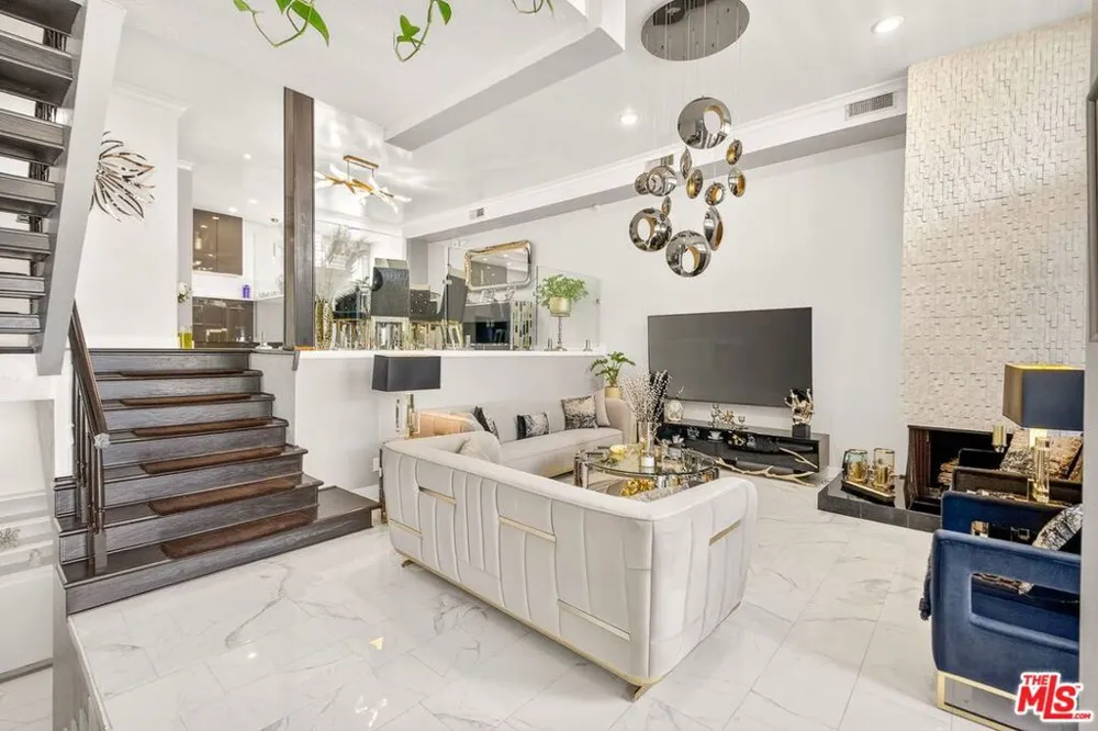 5305 White Oak Avenue #F Encino, CA 91316
