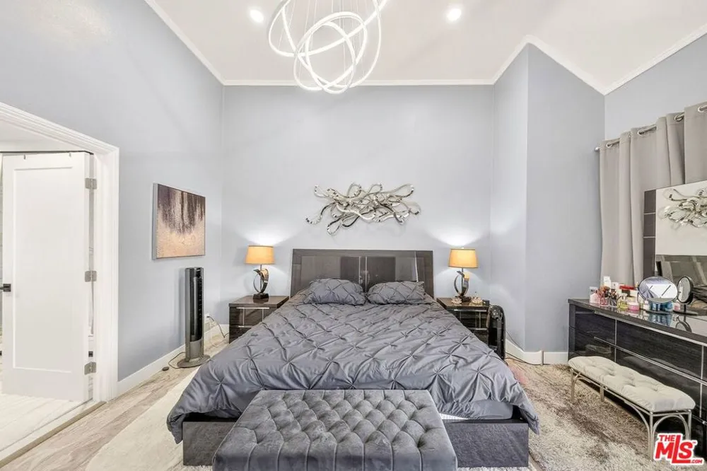 5305 White Oak Avenue #F Encino, CA 91316