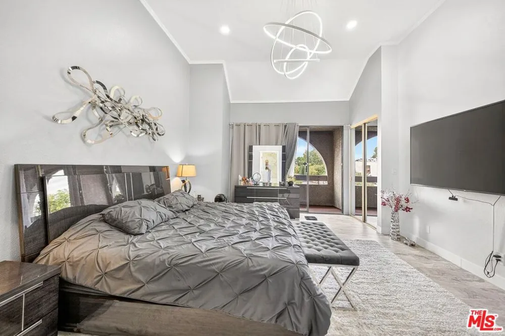 5305 White Oak Avenue #F Encino, CA 91316