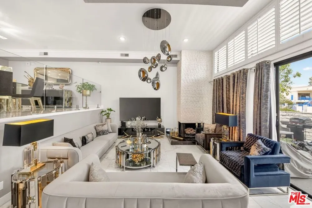5305 White Oak Avenue #F Encino, CA 91316