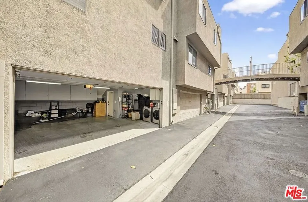 5305 White Oak Avenue #F Encino, CA 91316