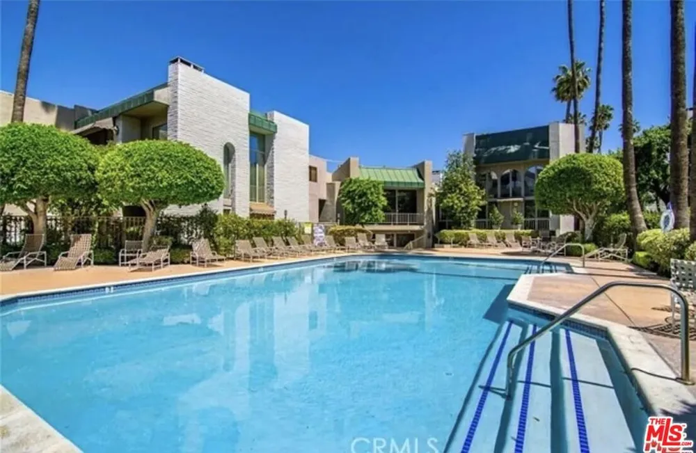 5305 White Oak Avenue #F Encino, CA 91316