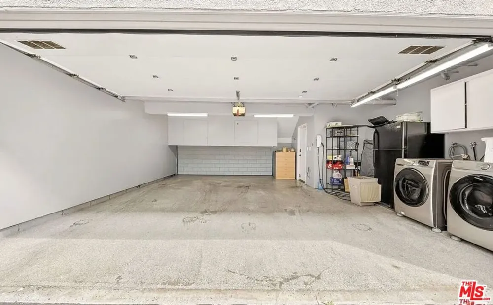 5305 White Oak Avenue #F Encino, CA 91316
