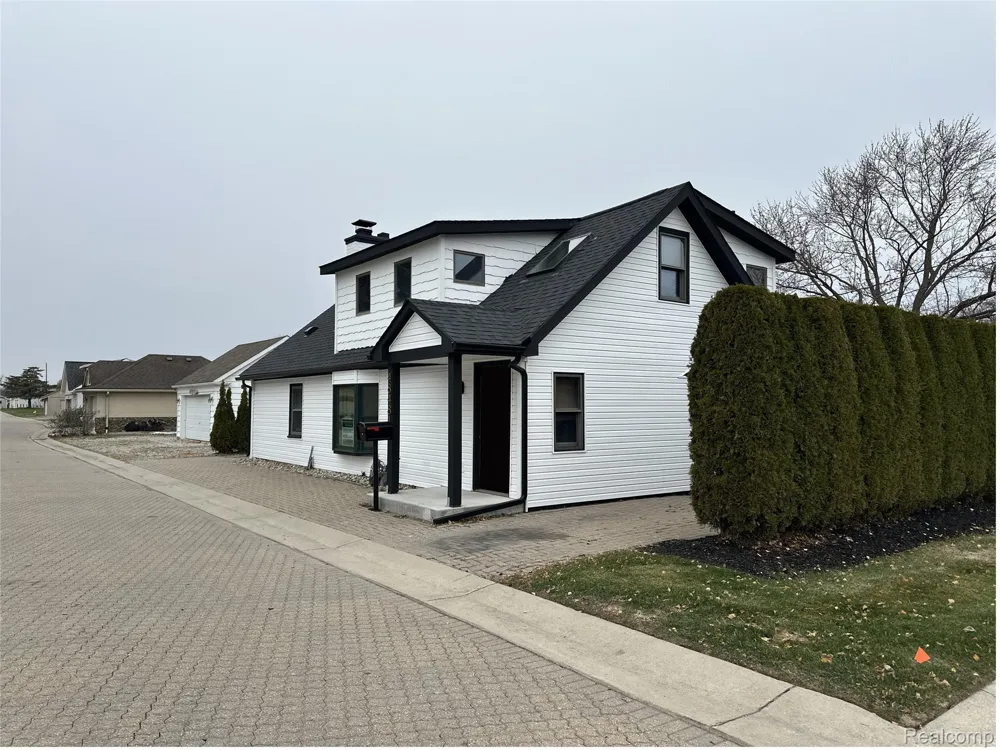 48481 Harbor Drive Chesterfield Township, MI 48047