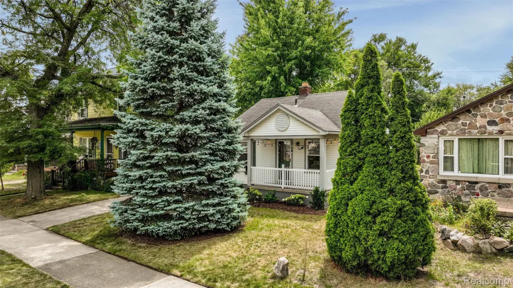 4993 Gateshead Street Grosse Pointe City, MI 48236
