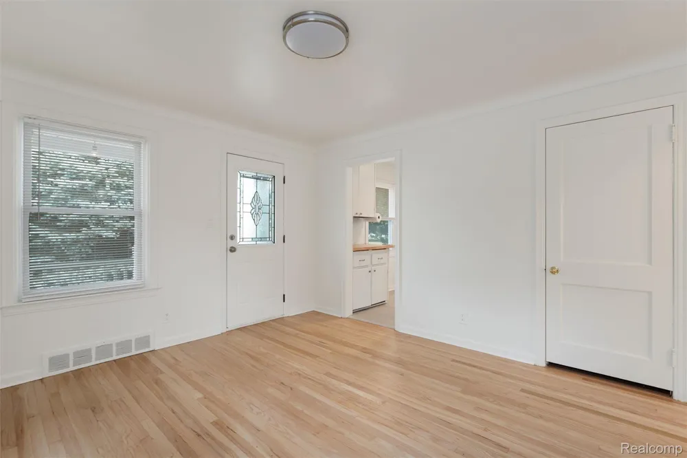 4993 Gateshead Street Grosse Pointe City, MI 48236
