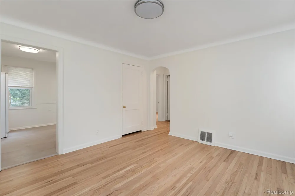 4993 Gateshead Street Grosse Pointe City, MI 48236