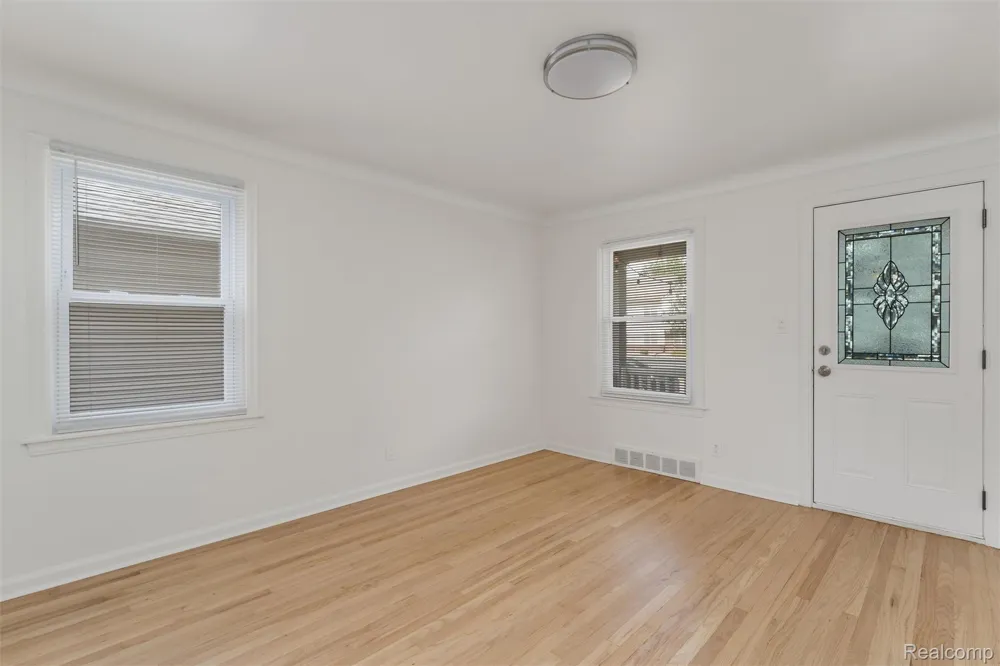 4993 Gateshead Street Grosse Pointe City, MI 48236
