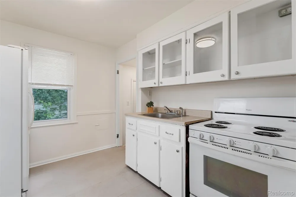 4993 Gateshead Street Grosse Pointe City, MI 48236