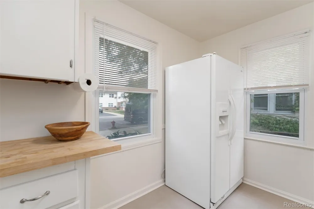 4993 Gateshead Street Grosse Pointe City, MI 48236