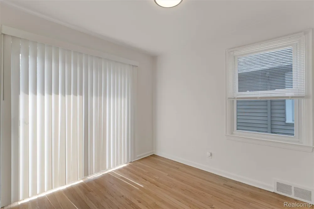 4993 Gateshead Street Grosse Pointe City, MI 48236
