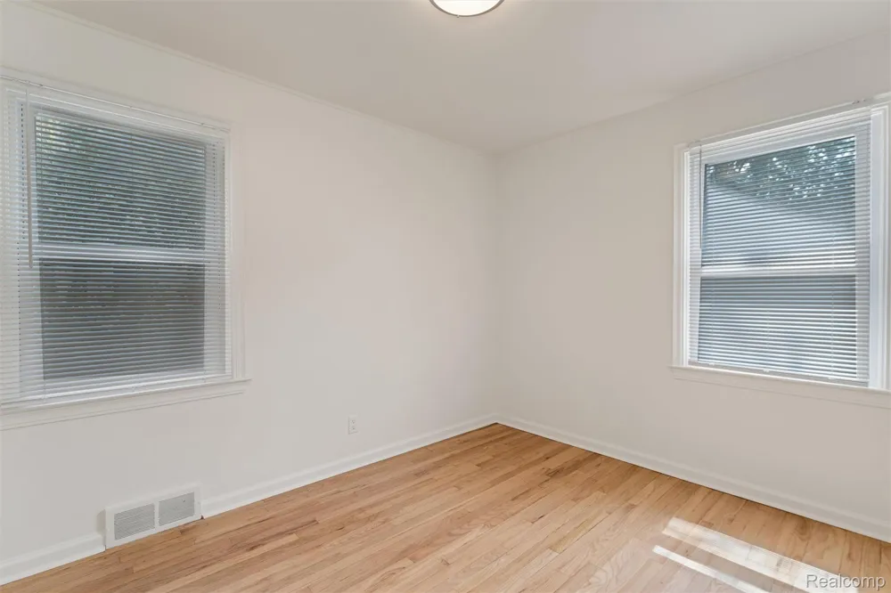 4993 Gateshead Street Grosse Pointe City, MI 48236