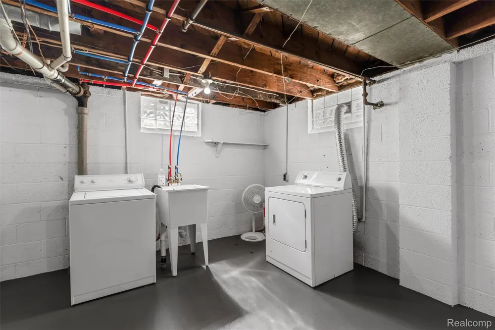 4993 Gateshead Street Grosse Pointe City, MI 48236