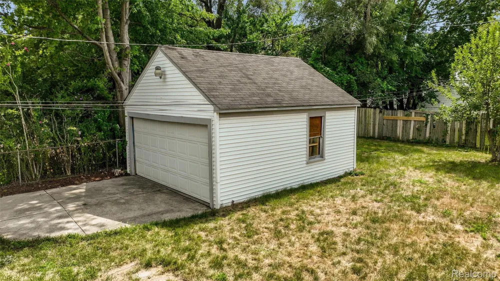 4993 Gateshead Street Grosse Pointe City, MI 48236