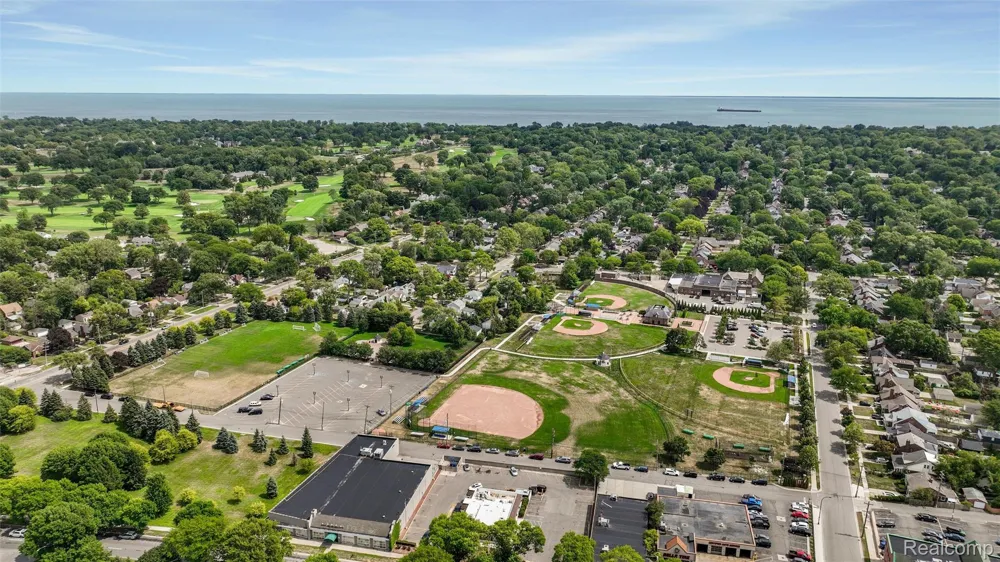 4993 Gateshead Street Grosse Pointe City, MI 48236