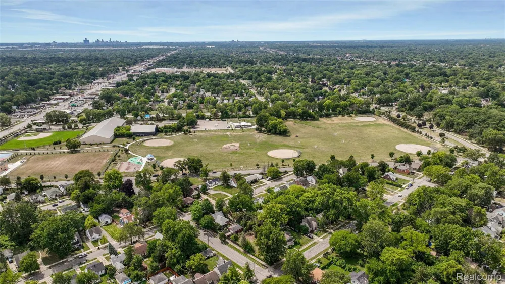 4993 Gateshead Street Grosse Pointe City, MI 48236