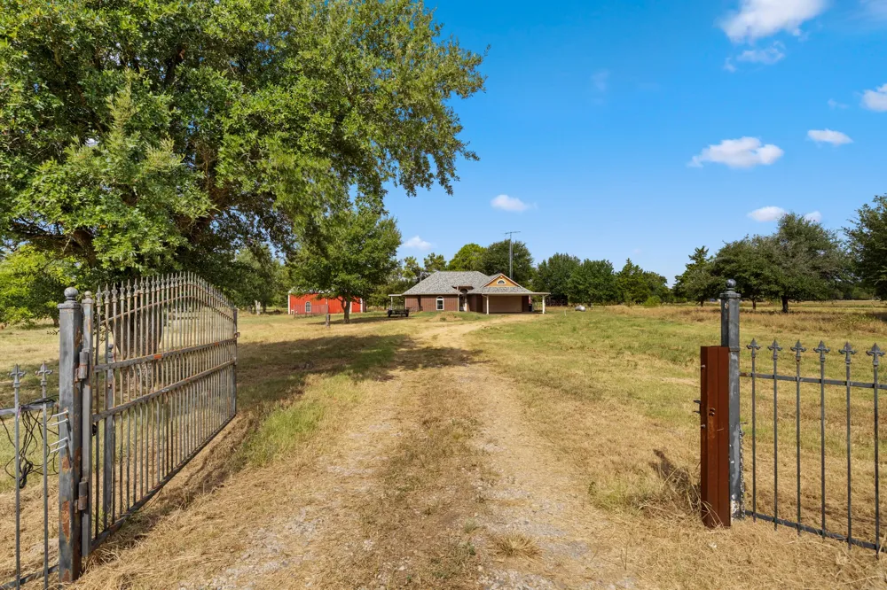 3016 County Road 4405 Commerce, TX 75428