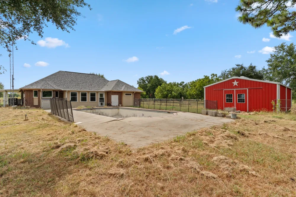 3016 County Road 4405 Commerce, TX 75428