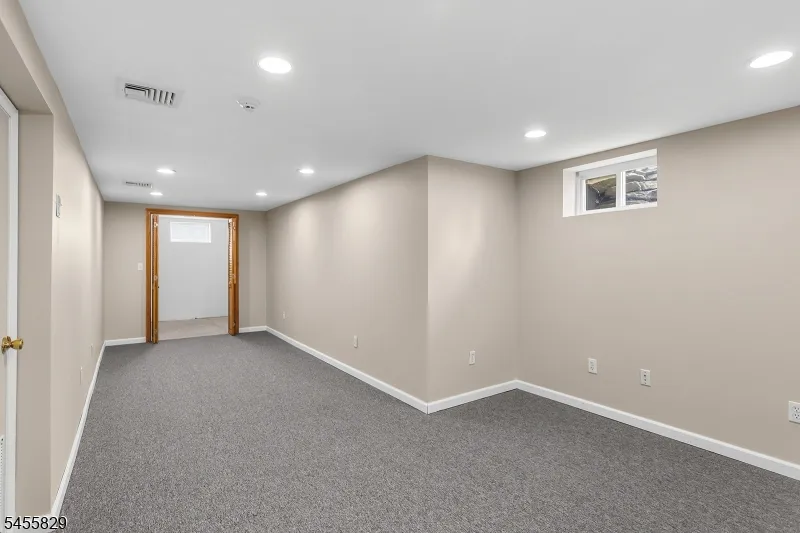 26 Mount Cedar Ave Wallington, NJ 07057