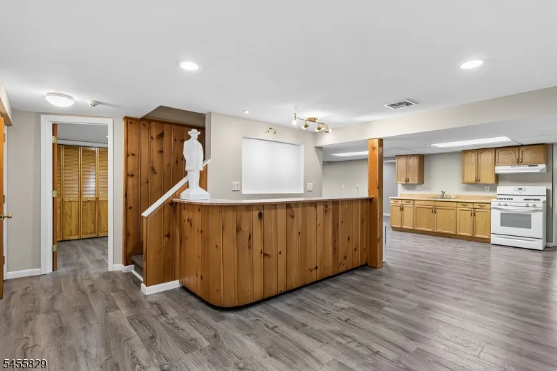 26 Mount Cedar Ave Wallington, NJ 07057