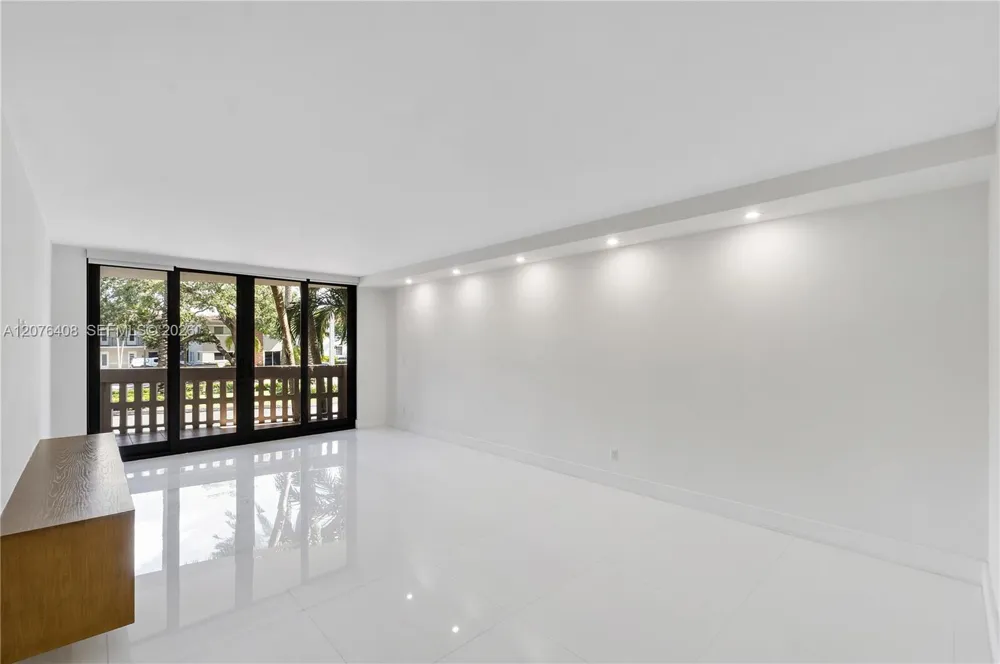 90 Edgewater Dr #104 Coral Gables, FL 33133