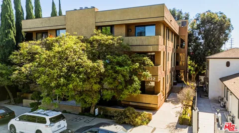 1132 S Doheny Drive #302