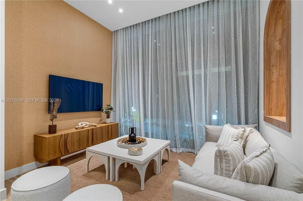16395 Biscayne Blvd #1611 North Miami Beach, FL 33160
