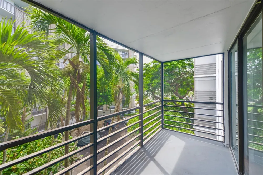 20500 W Country Club Dr #406 Aventura, FL 33180