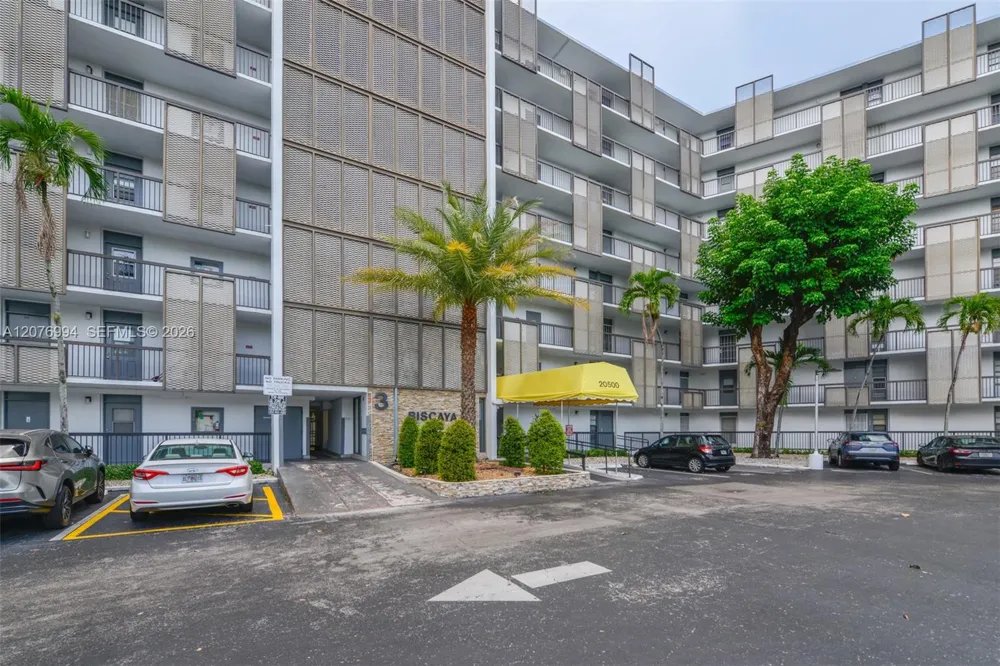 20500 W Country Club Dr #406 Aventura, FL 33180