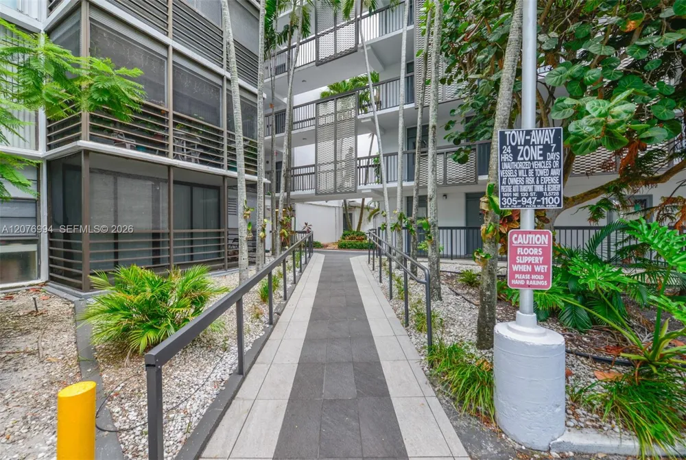 20500 W Country Club Dr #406 Aventura, FL 33180