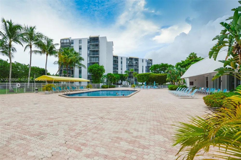 20500 W Country Club Dr #406 Aventura, FL 33180