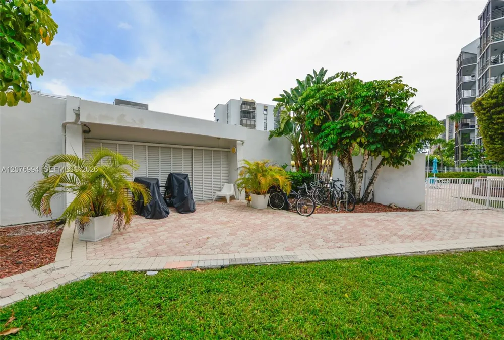 20500 W Country Club Dr #406 Aventura, FL 33180