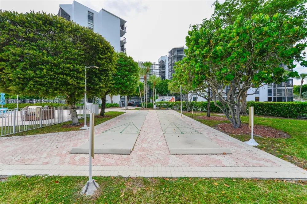 20500 W Country Club Dr #406 Aventura, FL 33180