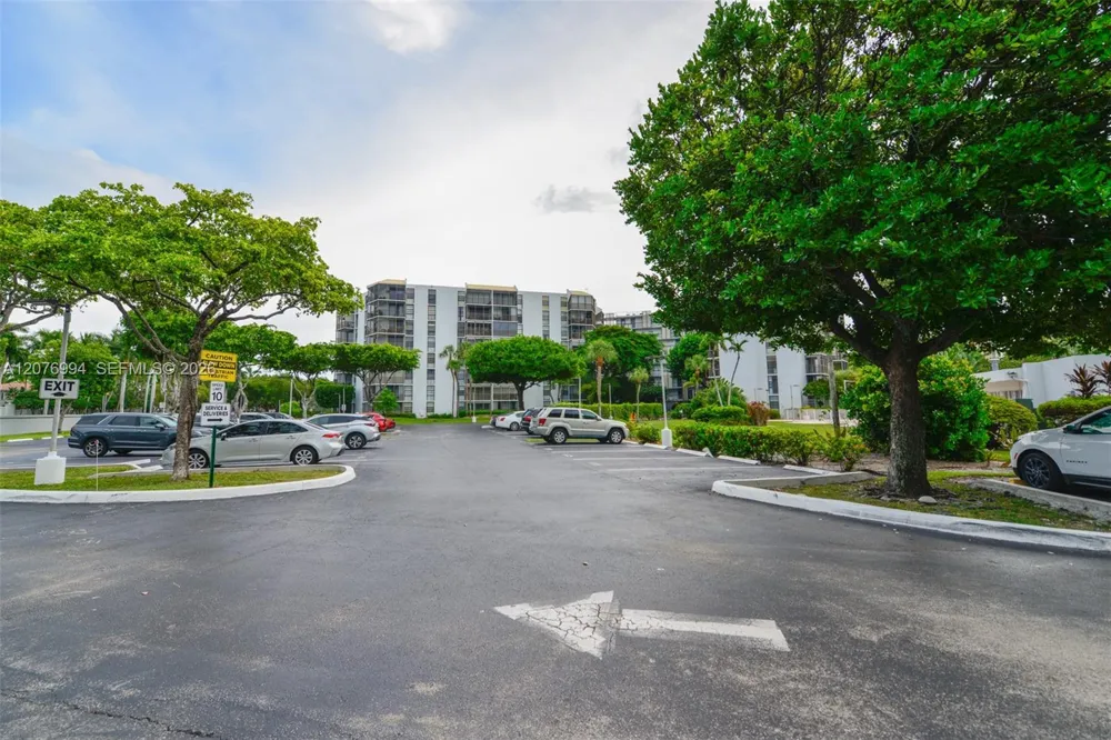 20500 W Country Club Dr #406 Aventura, FL 33180