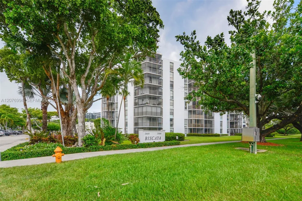 20500 W Country Club Dr #406 Aventura, FL 33180