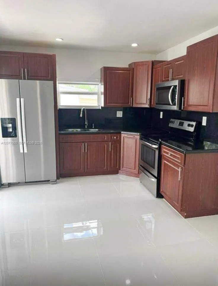 350 W 16th St Hialeah, FL 33010