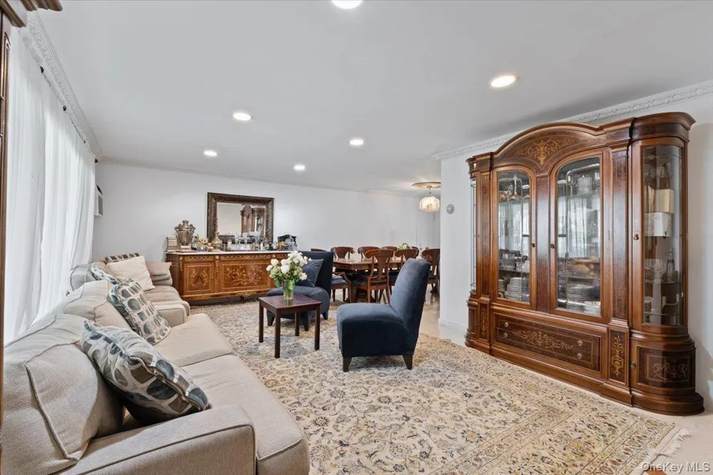 25 Bentley Road Great Neck, NY 11023