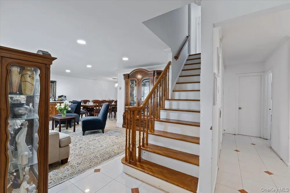25 Bentley Road Great Neck, NY 11023